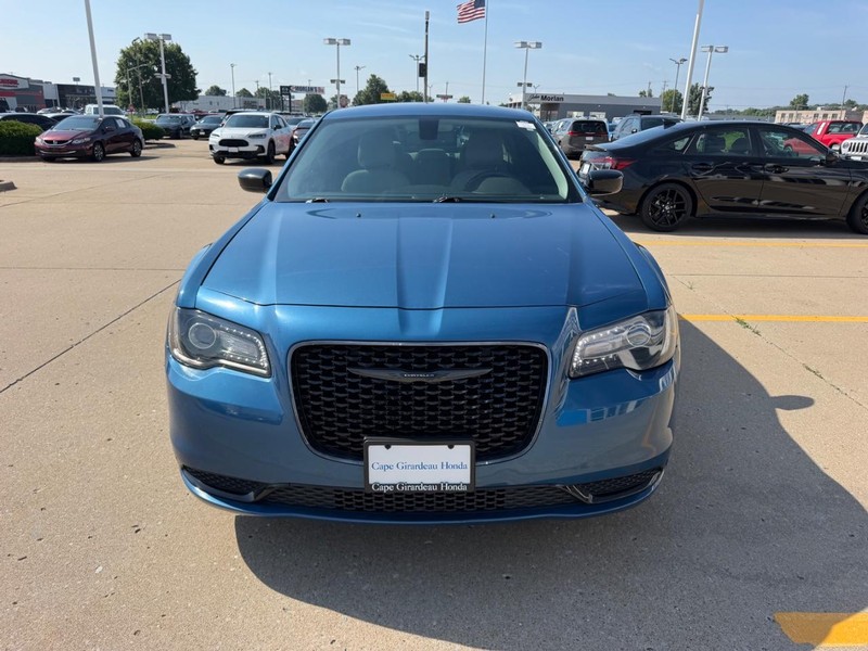 Chrysler 300 Vehicle Full-screen Gallery Image 07