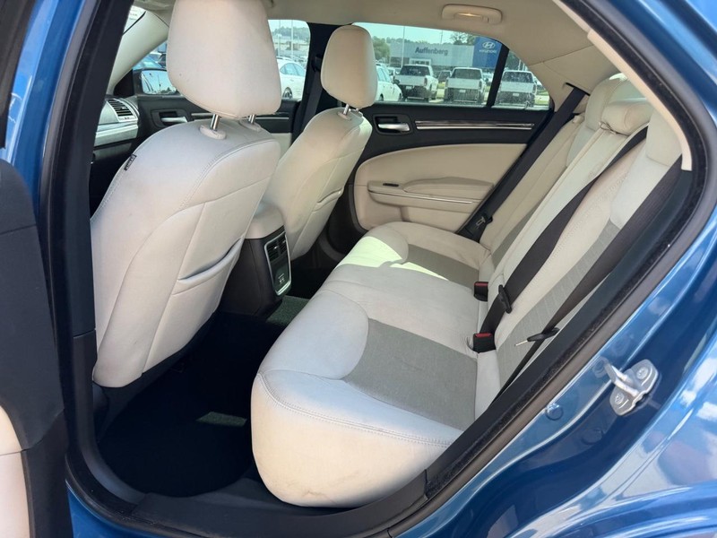 Chrysler 300 Vehicle Full-screen Gallery Image 08