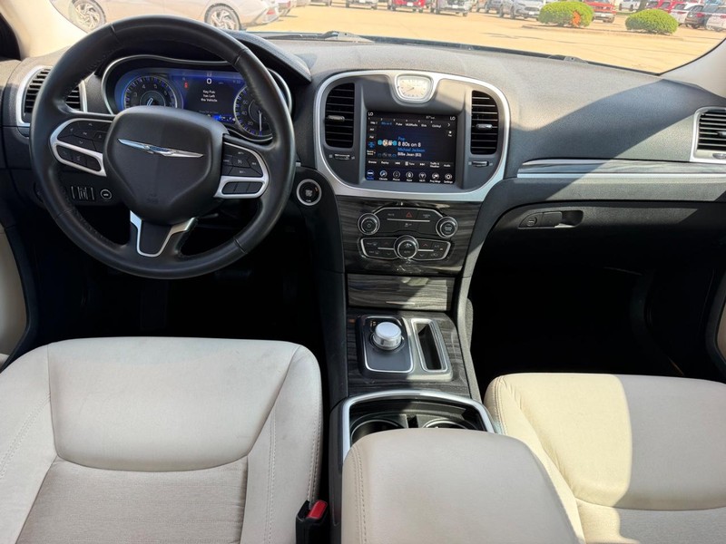 Chrysler 300 Vehicle Full-screen Gallery Image 09