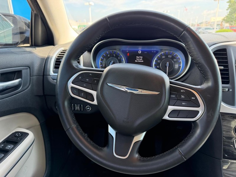 Chrysler 300 Vehicle Full-screen Gallery Image 10