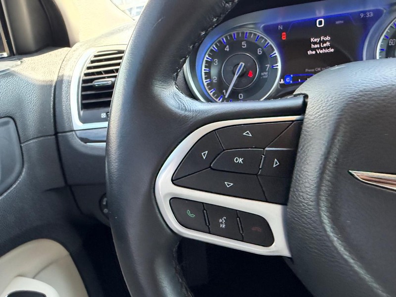 Chrysler 300 Vehicle Full-screen Gallery Image 11