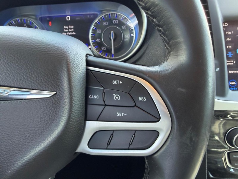 Chrysler 300 Vehicle Full-screen Gallery Image 12