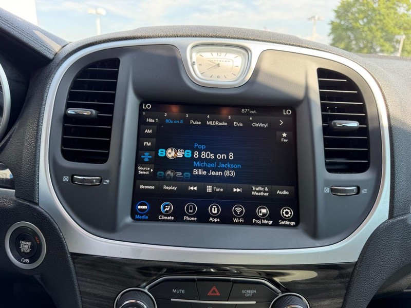 Chrysler 300 Vehicle Full-screen Gallery Image 13