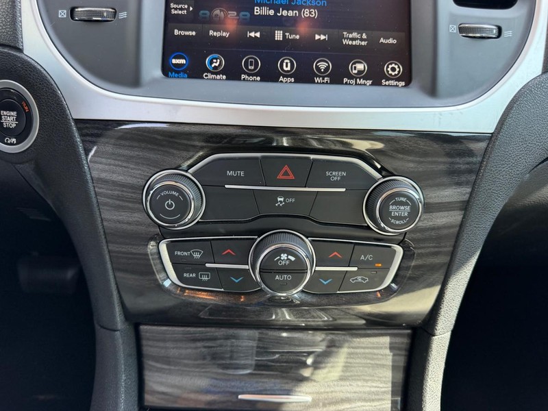 Chrysler 300 Vehicle Full-screen Gallery Image 14