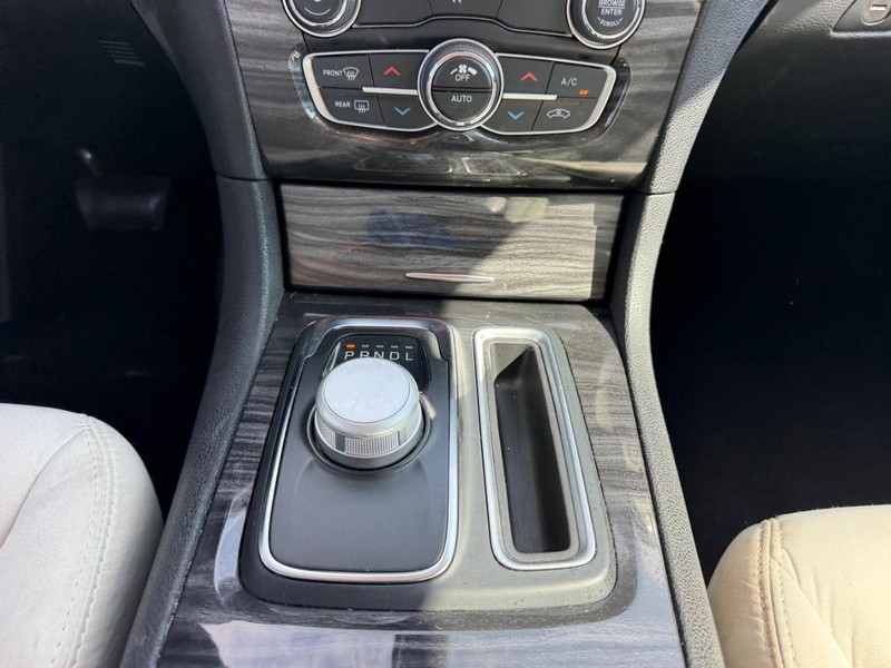 Chrysler 300 Vehicle Full-screen Gallery Image 15
