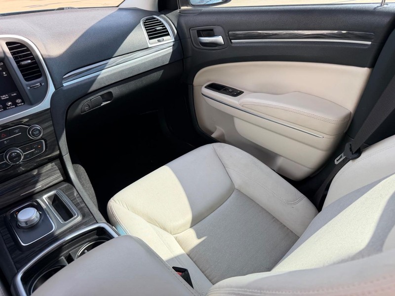 Chrysler 300 Vehicle Full-screen Gallery Image 16
