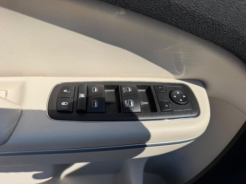 Chrysler 300 Vehicle Full-screen Gallery Image 17