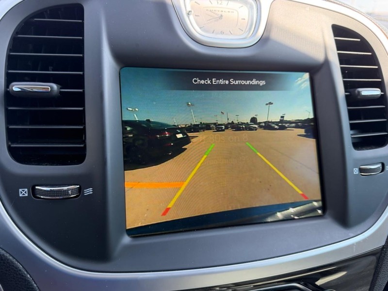 Chrysler 300 Vehicle Full-screen Gallery Image 20