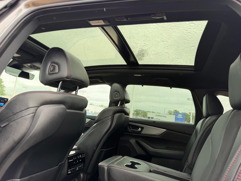 Acura MDX Vehicle Full-screen Gallery Image 11