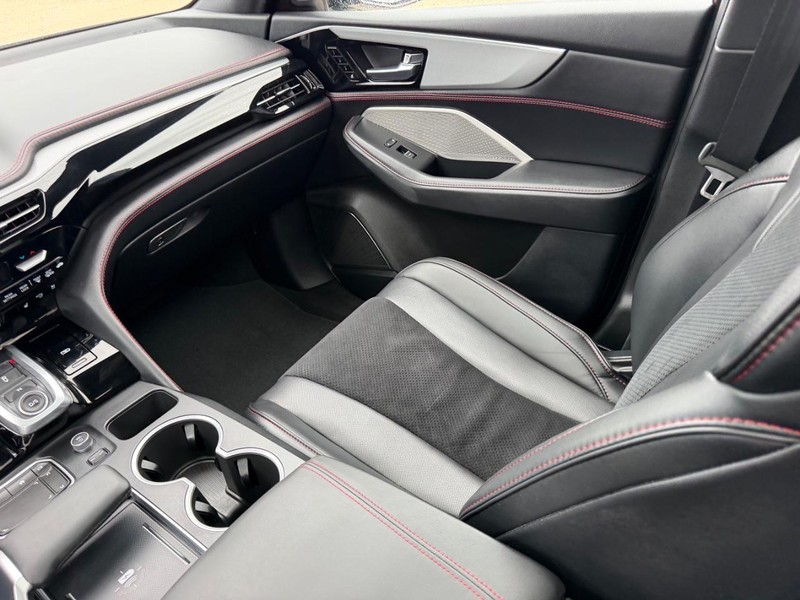 Acura MDX Vehicle Full-screen Gallery Image 20