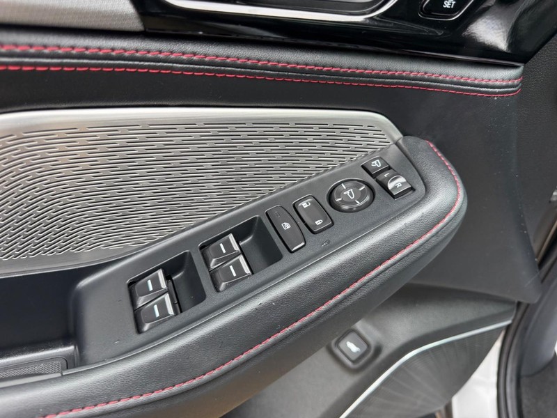 Acura MDX Vehicle Full-screen Gallery Image 21