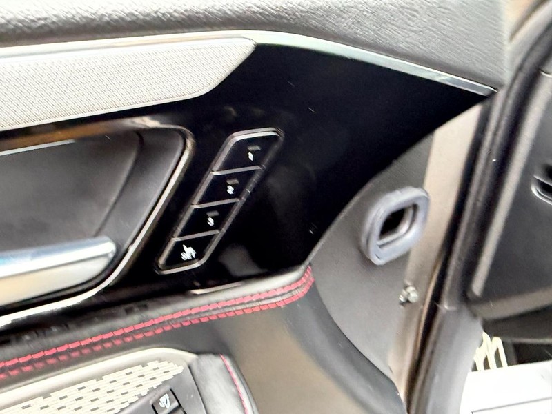 Acura MDX Vehicle Full-screen Gallery Image 22