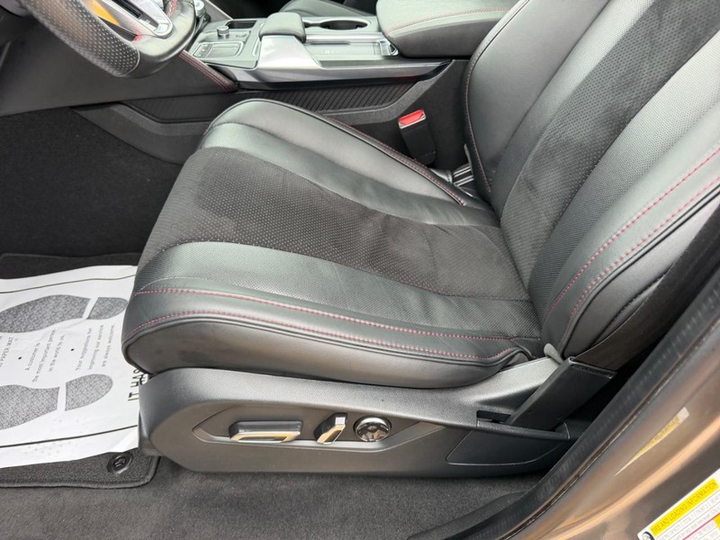 Acura MDX Vehicle Full-screen Gallery Image 23