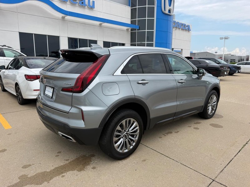 Cadillac XT4 Vehicle Full-screen Gallery Image 02