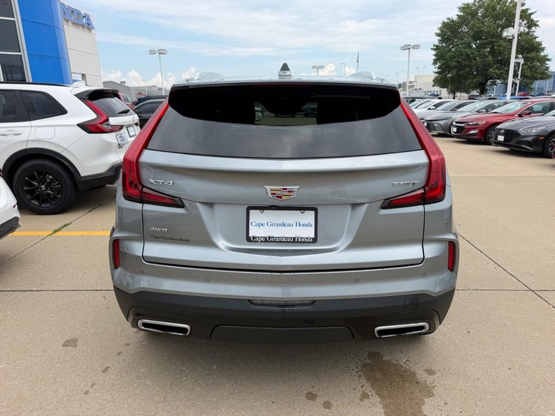 Cadillac XT4 Vehicle Full-screen Gallery Image 03