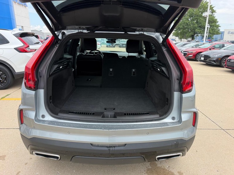 Cadillac XT4 Vehicle Full-screen Gallery Image 04