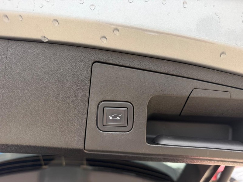 Cadillac XT4 Vehicle Full-screen Gallery Image 05