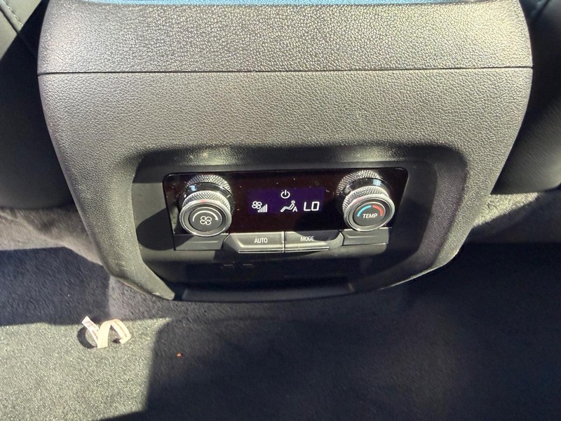 Buick Enclave Vehicle Full-screen Gallery Image 11