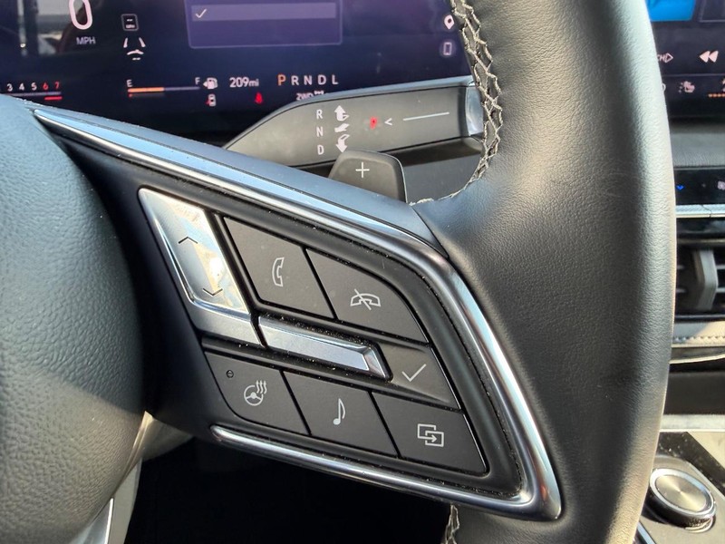 Buick Enclave Vehicle Full-screen Gallery Image 15