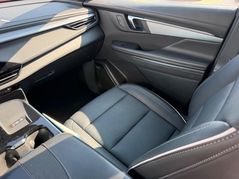 Buick Enclave Vehicle Full-screen Gallery Image 18