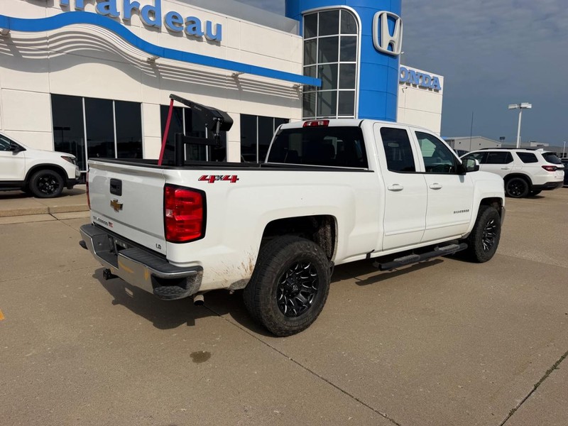 Chevrolet Silverado 1500 LD Vehicle Full-screen Gallery Image 02