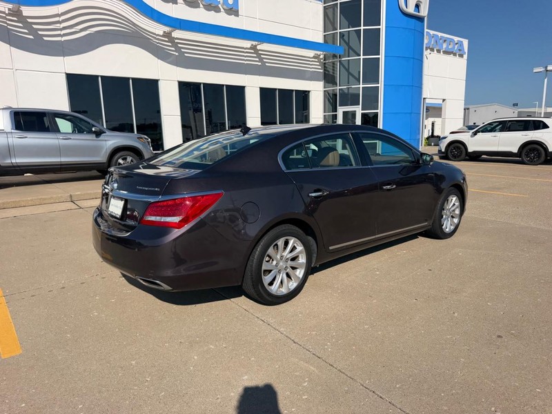 Buick LaCrosse Vehicle Full-screen Gallery Image 02