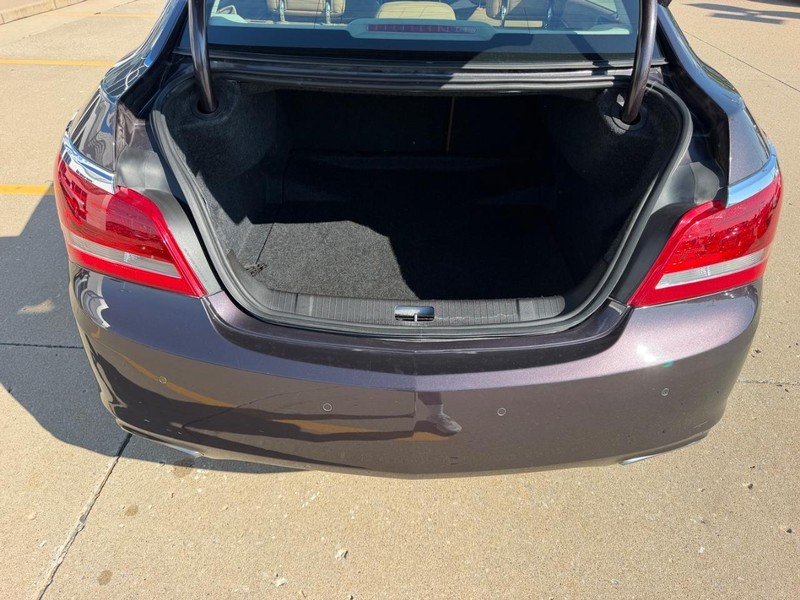 Buick LaCrosse Vehicle Full-screen Gallery Image 04