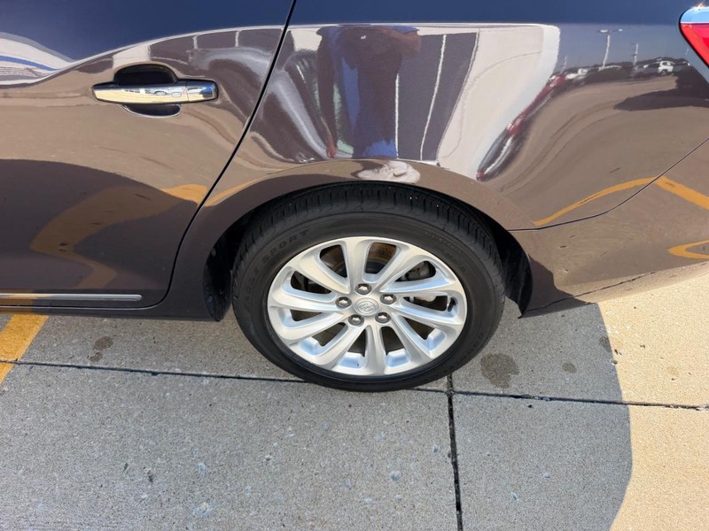 Buick LaCrosse Vehicle Full-screen Gallery Image 05