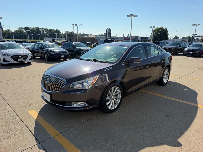 Buick LaCrosse Vehicle Full-screen Gallery Image 06