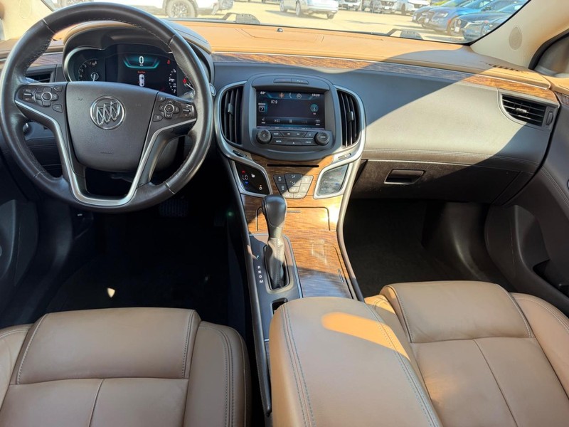 Buick LaCrosse Vehicle Full-screen Gallery Image 09
