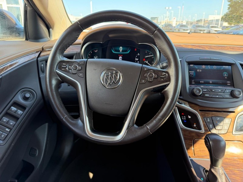Buick LaCrosse Vehicle Full-screen Gallery Image 10