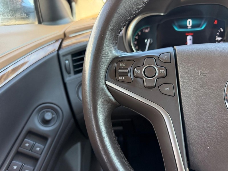 Buick LaCrosse Vehicle Full-screen Gallery Image 11