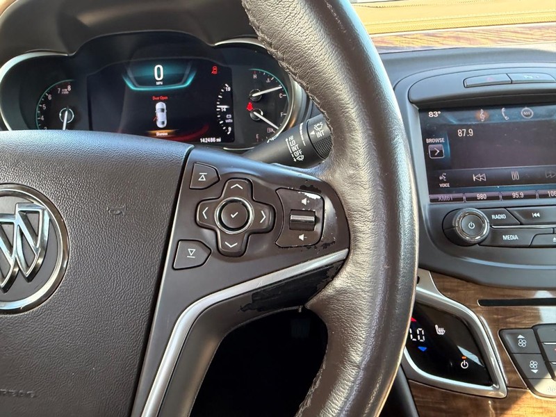 Buick LaCrosse Vehicle Full-screen Gallery Image 12