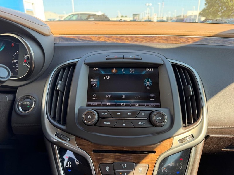 Buick LaCrosse Vehicle Full-screen Gallery Image 13
