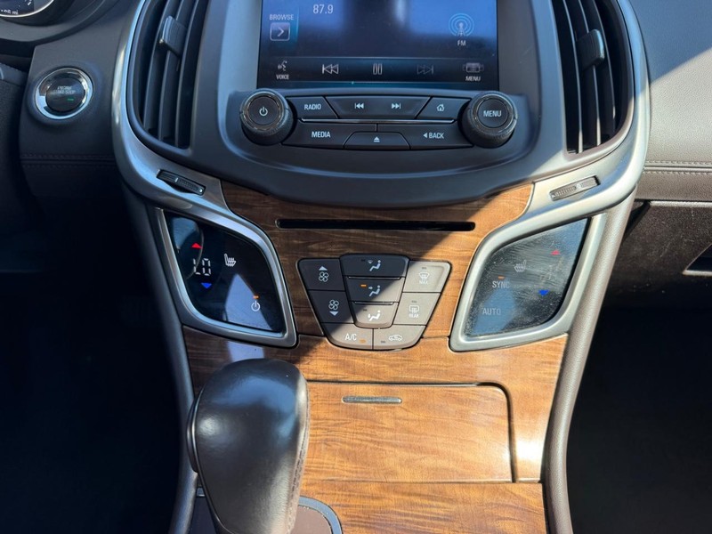 Buick LaCrosse Vehicle Full-screen Gallery Image 14