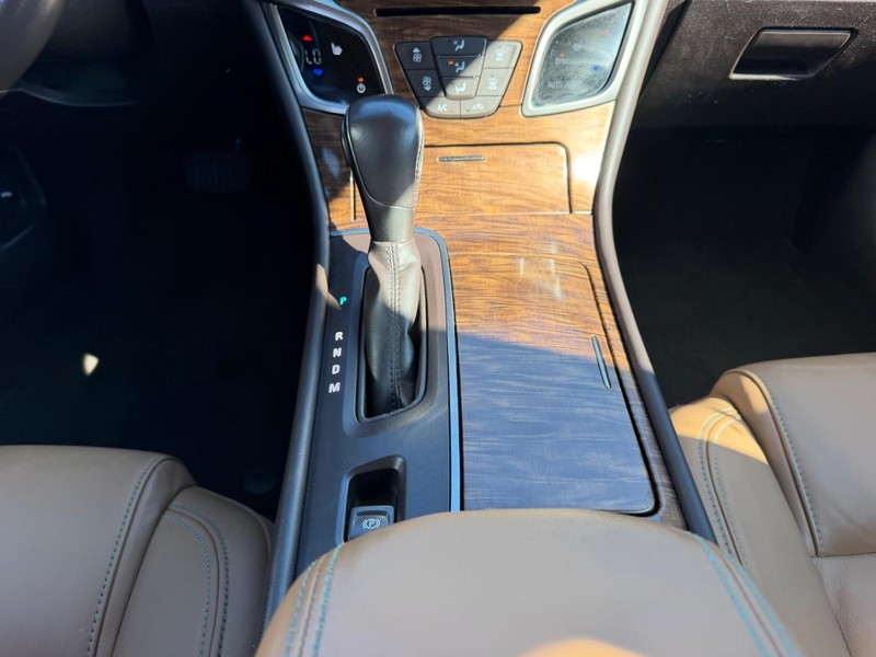 Buick LaCrosse Vehicle Full-screen Gallery Image 15