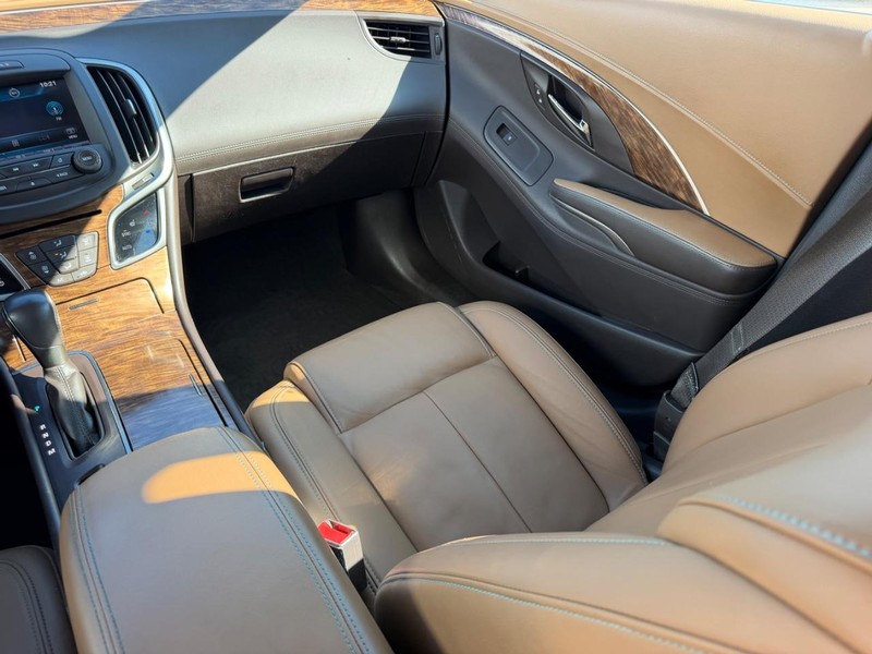 Buick LaCrosse Vehicle Full-screen Gallery Image 16