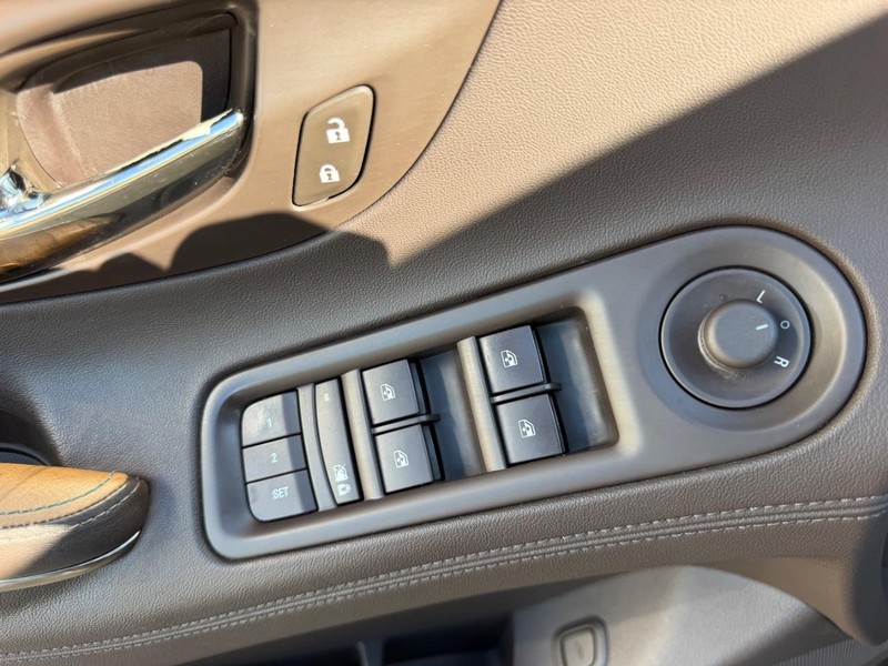 Buick LaCrosse Vehicle Full-screen Gallery Image 17