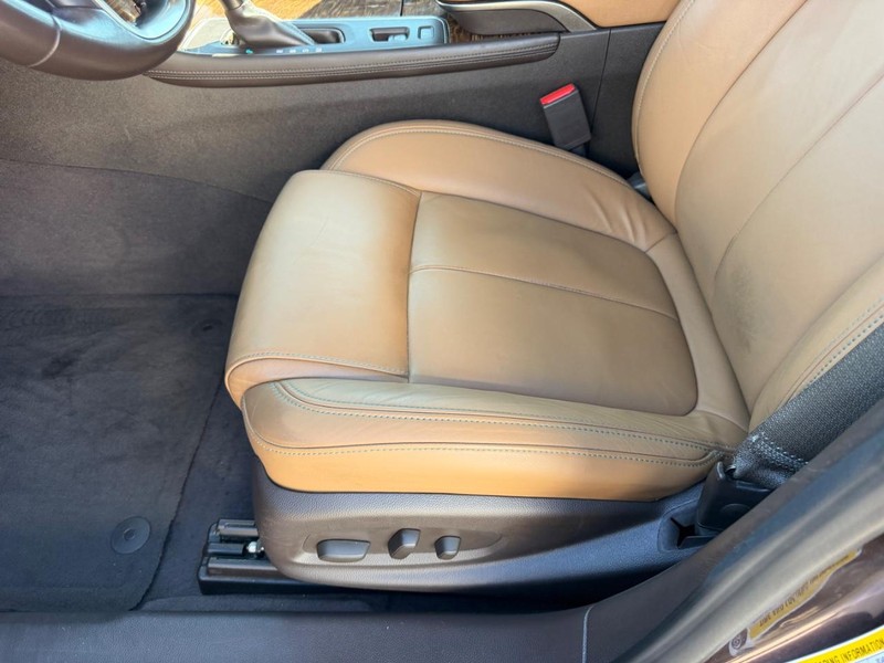 Buick LaCrosse Vehicle Full-screen Gallery Image 18