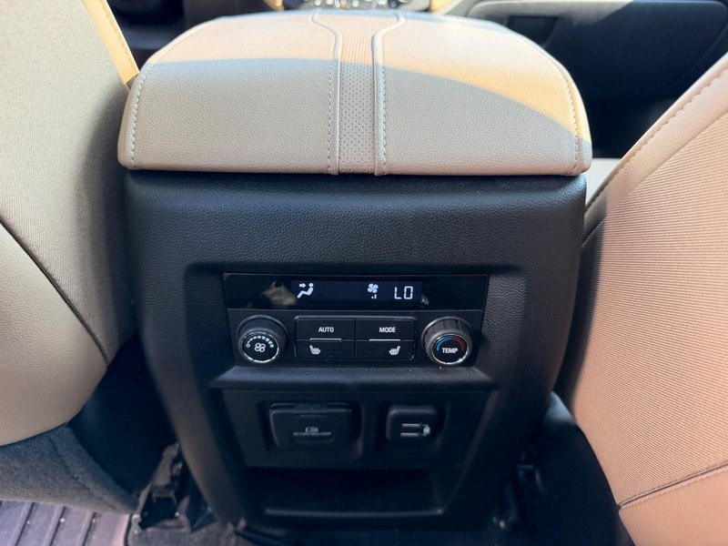 Chevrolet Traverse Vehicle Full-screen Gallery Image 12