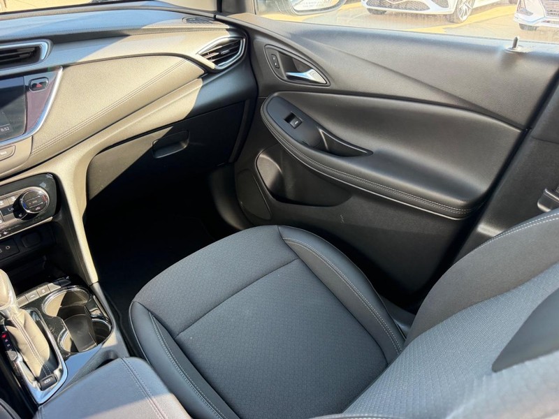 Buick Encore GX Vehicle Full-screen Gallery Image 17