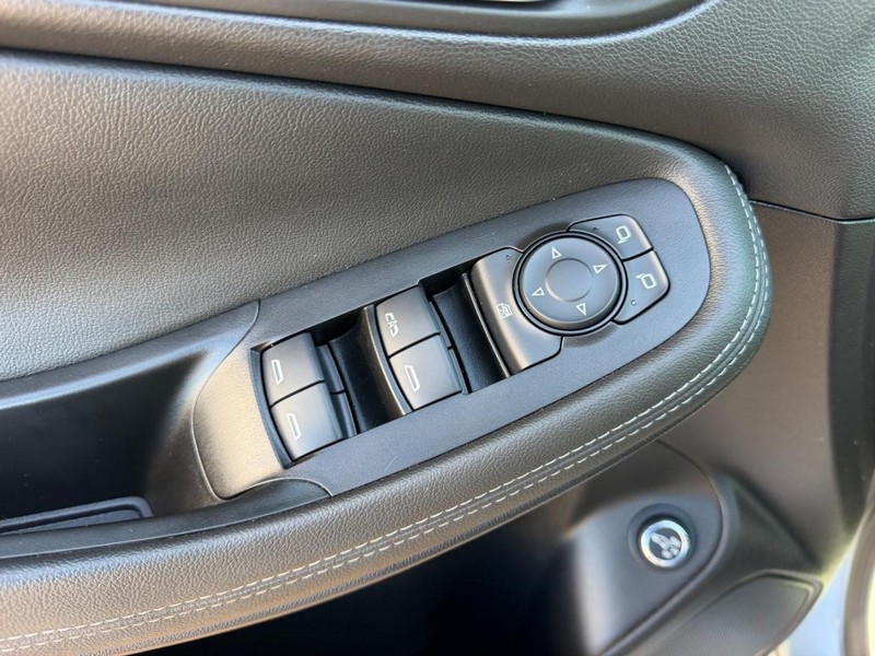Buick Encore GX Vehicle Full-screen Gallery Image 18