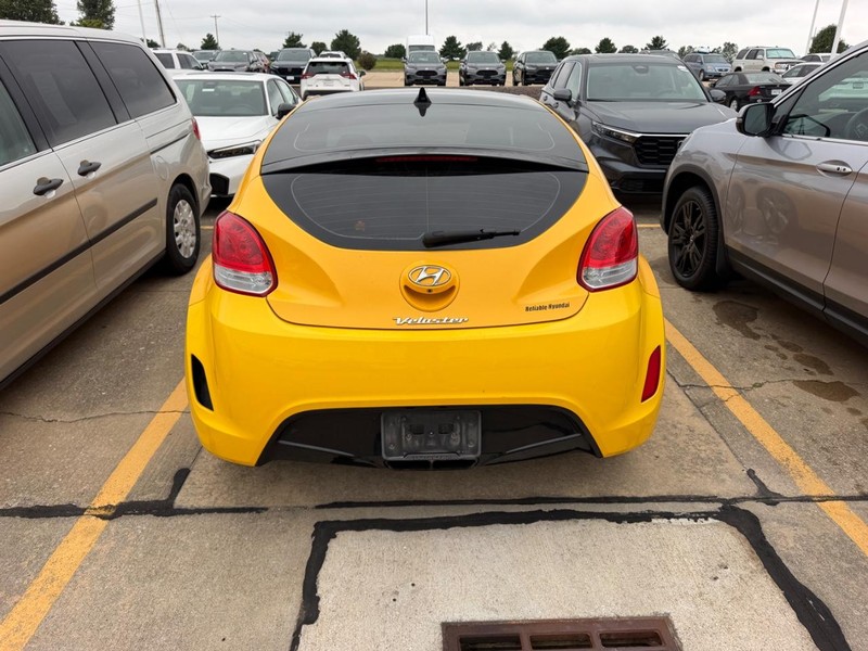 Hyundai Veloster Vehicle Full-screen Gallery Image 03