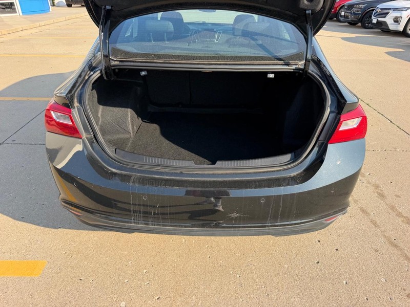 Chevrolet Malibu Vehicle Full-screen Gallery Image 04
