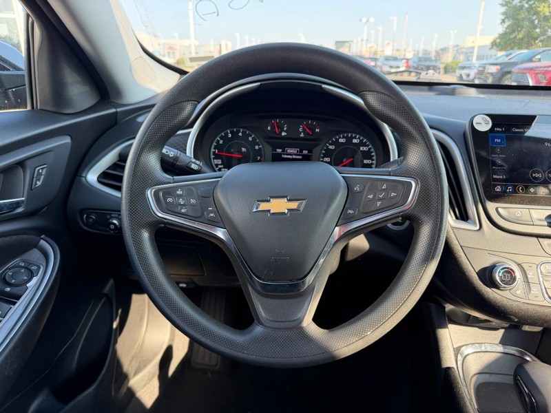 Chevrolet Malibu Vehicle Full-screen Gallery Image 10