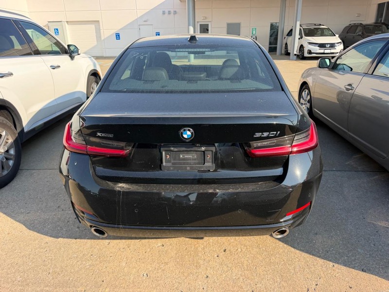 BMW 3 Series Vehicle Full-screen Gallery Image 03