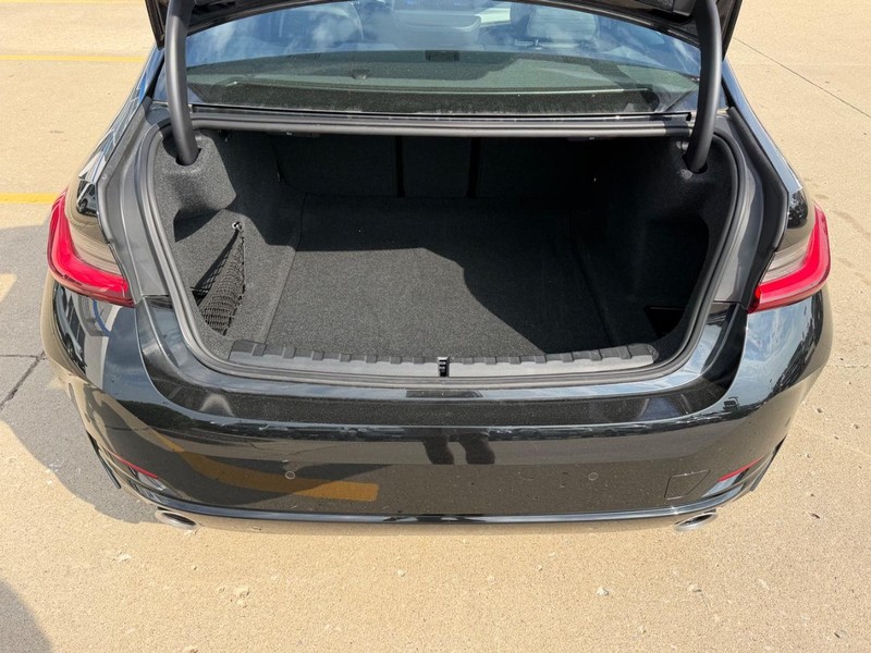 BMW 3 Series Vehicle Full-screen Gallery Image 04