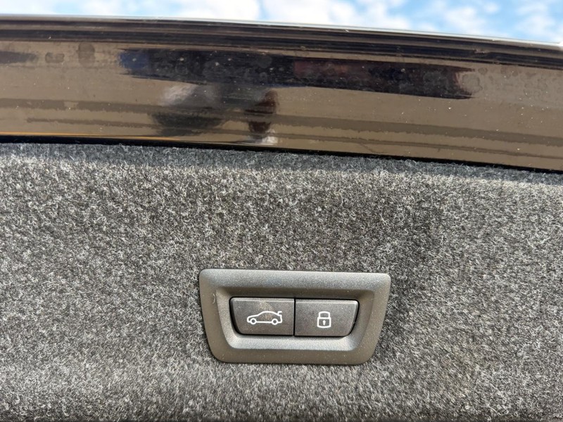 BMW 3 Series Vehicle Full-screen Gallery Image 05