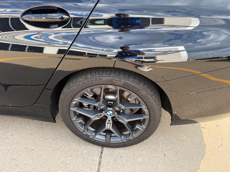 BMW 3 Series Vehicle Full-screen Gallery Image 06
