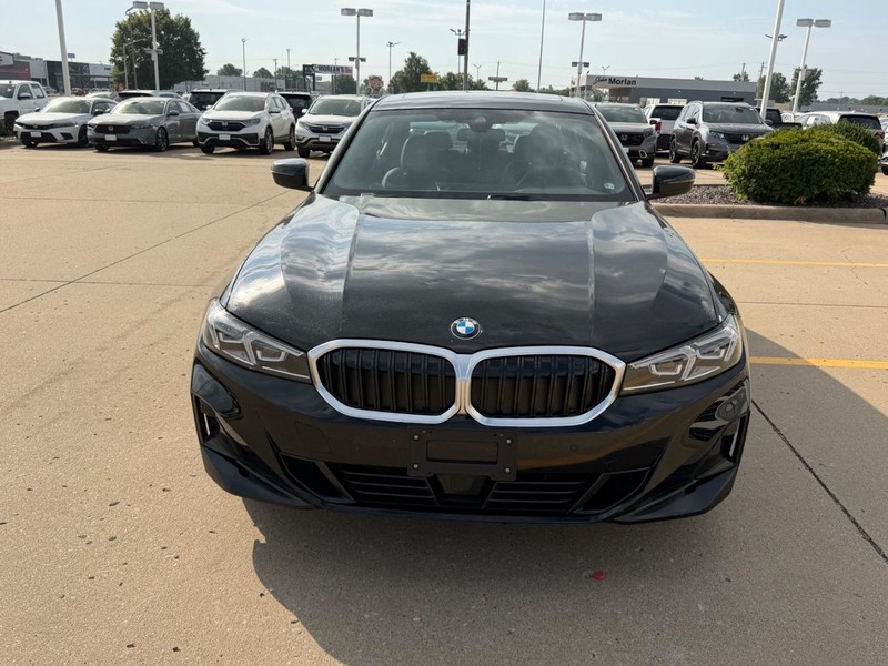 BMW 3 Series Vehicle Full-screen Gallery Image 08